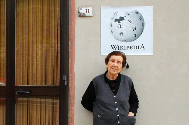 Wikipedia - Хранительница местного музея вывески, интернет, стрит-арт, уличное искусство