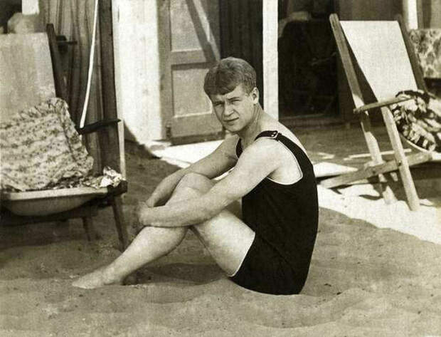Сергей Есенин на пляже во время заграничного путешествия по Европе с Айседорой Дунканан. 1922 год.  