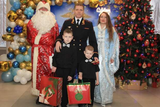 Тульские полицейские исполнили новогоднюю мечту детей сотрудника в рамках акции "Ёлка желаний"