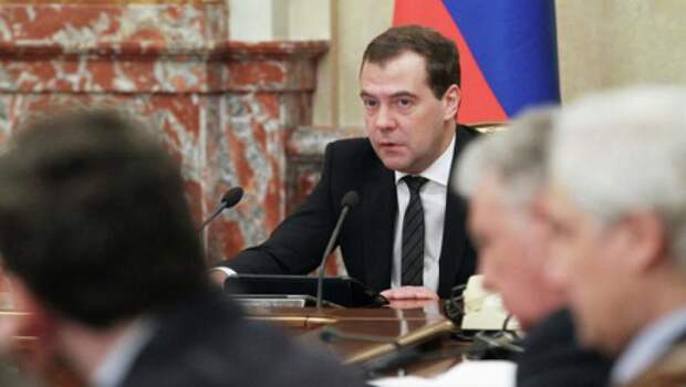 Медведев поручил подготовить предложения по продлению продэмбарго до конца 2017 года  