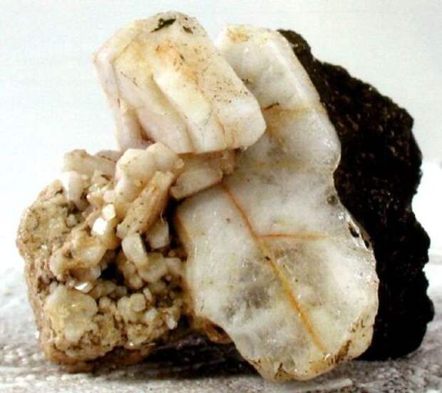 https://pro-kamni.ru/wp-content/uploads/2012/02/Mineral-albit..jpg