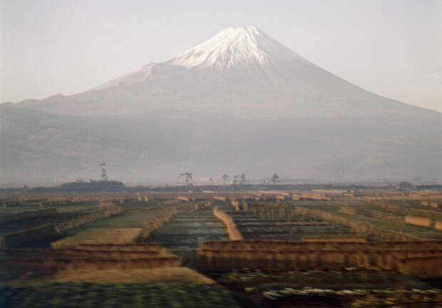 Гора Фудзи, вид из проходящего поезда
