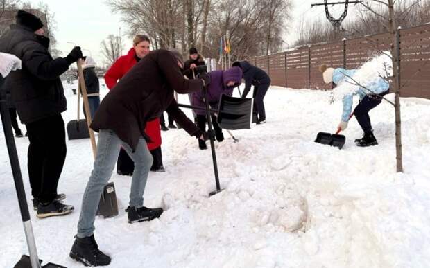 Депутаты гордумы убирали снег в сквере, у детсада и школы в Рязани