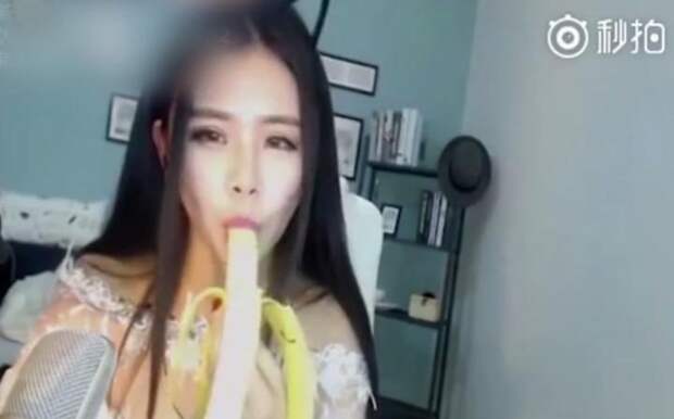 В Китае запретили есть бананы во время стримов - Изображение 1