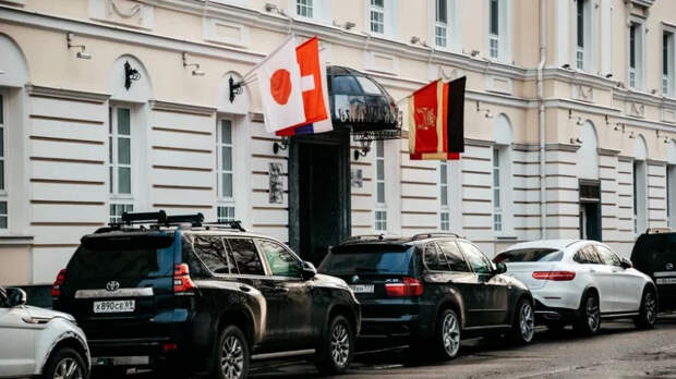 Из Городского сада можно отправиться на набережную и сфотографироваться на фоне Староволжского моста, который является одной из визитных карточек нашего города.