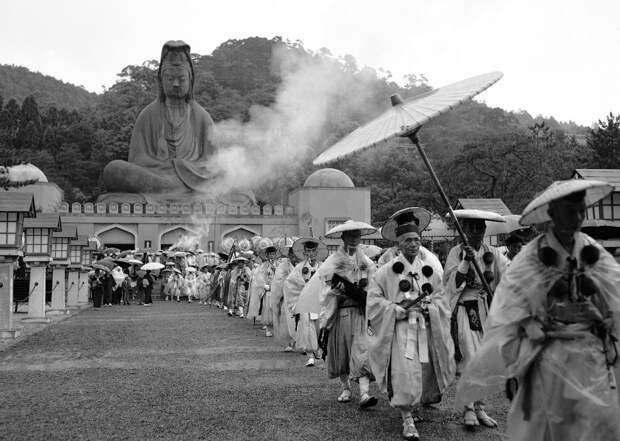 Марш буддийских монахов на церемонии открытия мемориала жертвам Второй мировой войны, Киото, Япония 11 мая 1958 года