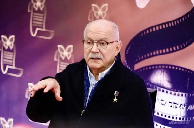 Медведев пошутил во время награждения Михалкова о «перепуганных бесах»