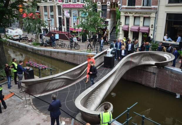 Первый в мире стальной пешеходный мост, напечатанный на 3D-принтере, открыт в районе красных фонарей Амстердама