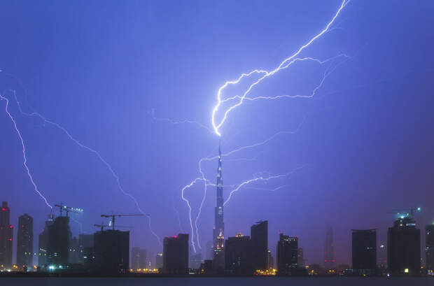 17 впечатляющих фото мощнейших ударов молний в разных уголках мира