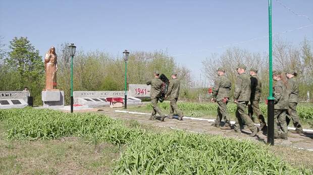 Военнослужащие «Севера» возложили цветы к мемориалам в Курской области