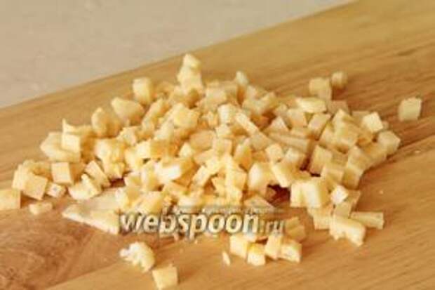 Пока готовится картофель, сыр нарезаем также на мелкие кубики.