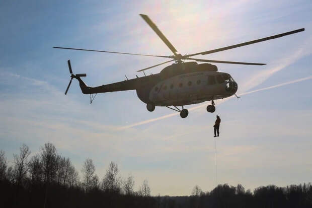 К пожарам готовы: новосибирские десантники отработали спуски с вертолета Ми-8