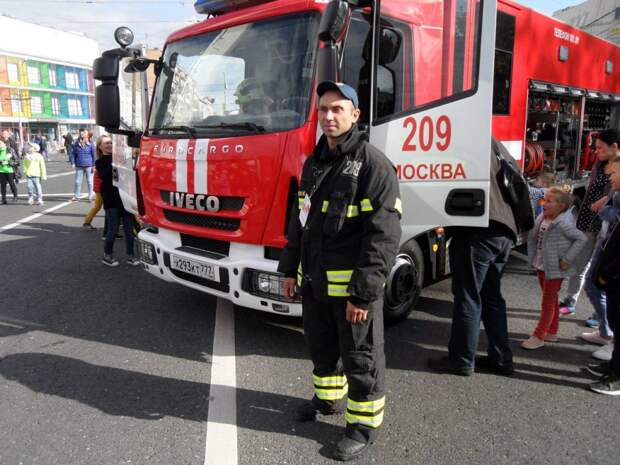 Москвичей познакомили с новейшей пожарно-спасательной техникой. Фото: ГУ МЧС России по г. Москве