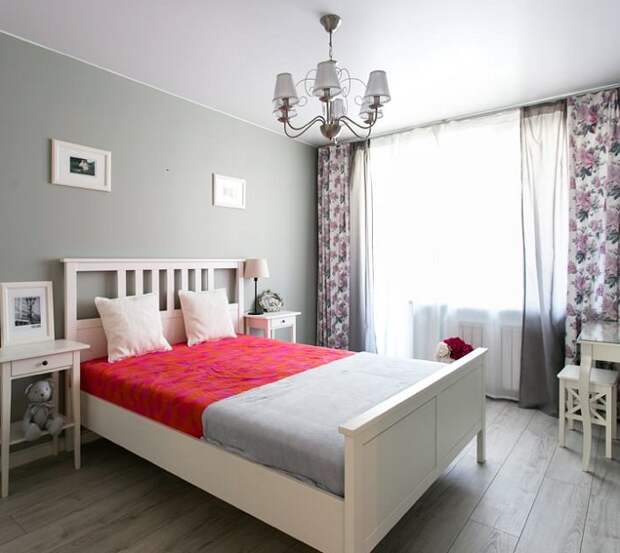 Самый лучший вариант - однотонные обои, которые сочетаются с общим интерьером. / Фото: roomester.ru Самый лучший вариант - однотонные обои, которые сочетаются с общим интерьером. / Фото: roomester.ru