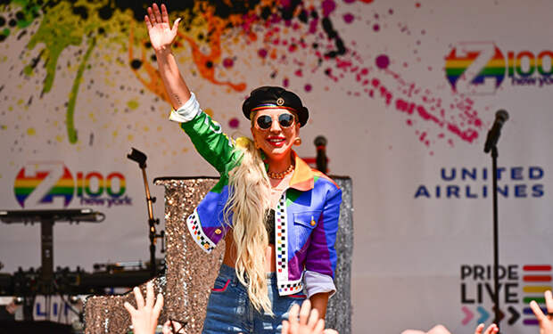 В цветах радуги: Леди Гага на концерте Stonewall Day Pride Live