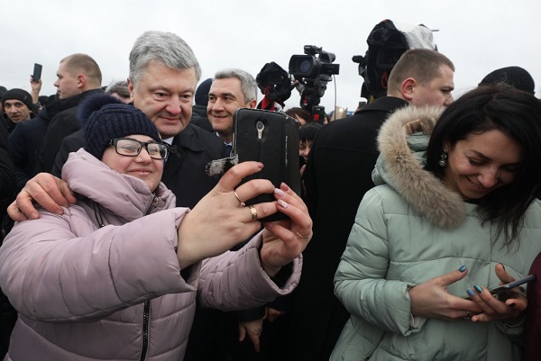 Жители Одессы благодарили Порошенко и плакали Жители Одессы благодарили Порошенко и плакали