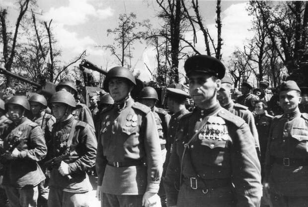 Георгиевский кавалер капитан Грусланов В.Н. в Берлине. 20 мая 1945 года (1)