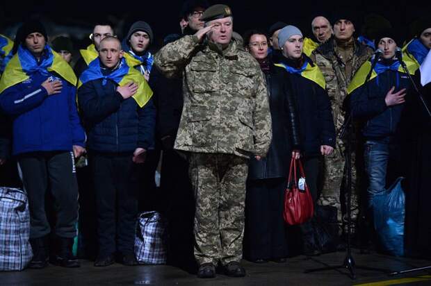 «Плакали и примеряли новую форму ВСУ»: на Украине умиляются вернувшимся карателям (ФОТО)