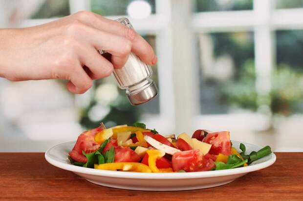 Для салатов лучше не использовать обычную соль. / Фото: medaboutme.ru