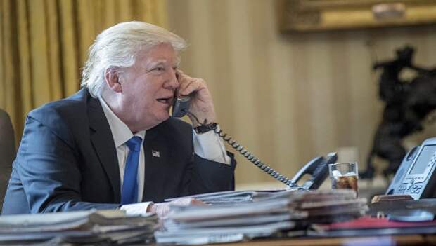 Президент США Дональд Трамп разговаривает по телефону с российским президентом Владимиром Путиным. 28 января 2017 год Президент США Дональд Трамп разговаривает по телефону с российским президентом Владимиром Путиным. 28 января 2017 год