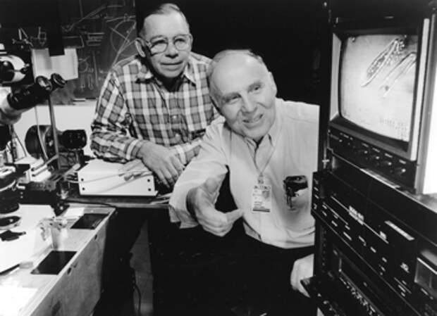 an archival photo of Arthur Ashkin demonstrating how to trap microscopic objects with laser light