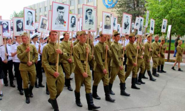 В Астрахани около 15 тысяч человек пришли на акцию "Бессмертный полк"