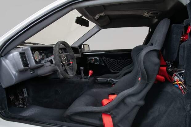 Ультра-редкий гоночный Ford RS200 Evolution из 80-х