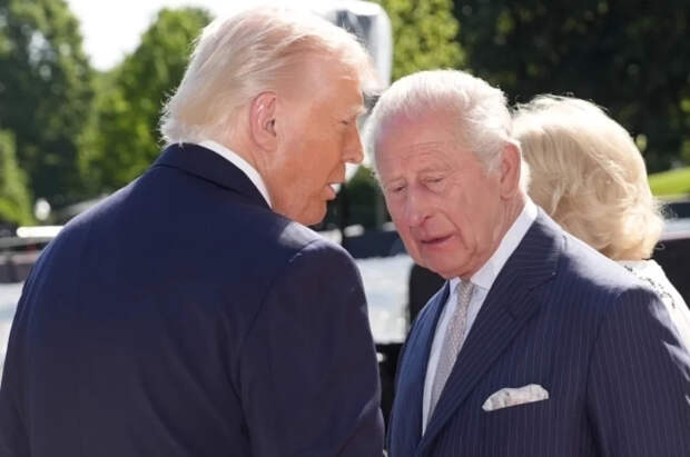 Эксперт прочел по губам, что Трамп шептал Карлу III про Путина