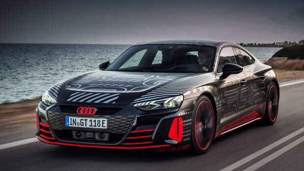 Audi e-tron gt,Audi rs e-tron gt. Внешне «эрэска» практически дословно повторяет концепт 2018 года и предсерийные образцы стандартного е-трона GT. Видимо, RS-седан будет выделяться только яркими акцентами и значками.
