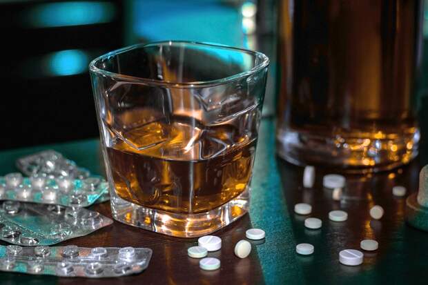Нарколог назвал превращающееся в яд в сочетании с алкоголем лекарство