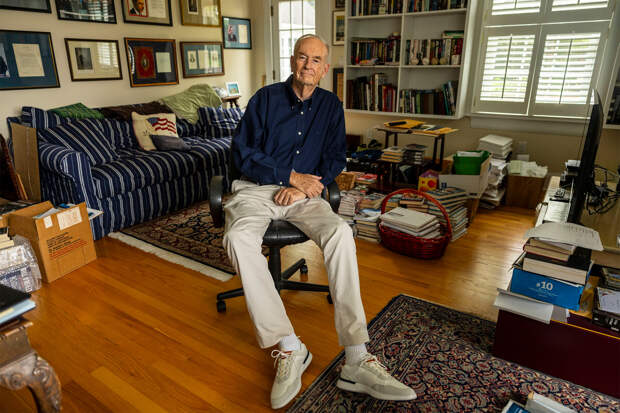 Знаменитый 76-летний телеведущий приостановил участие в шоу из-за болезни