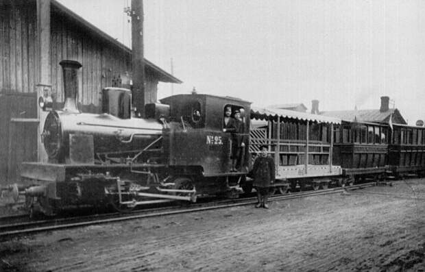 13. Поезд, в котором Николай II следовал по Путиловскому заводу