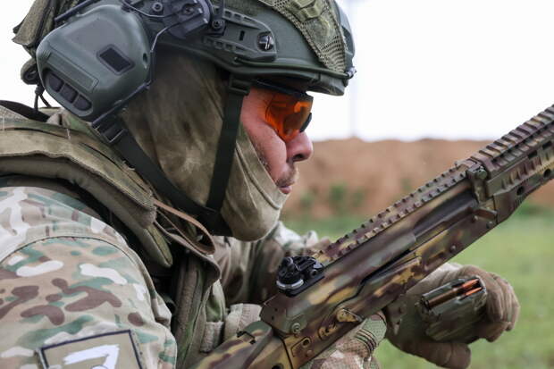 Комплект поставки штурмового АК-12 в «Мультикаме» показали на фото