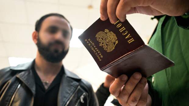 Азербайджанец перепутал российский паспорт с дисконтной картой: как одно видео навсегда лишило жителя Карелии гражданства