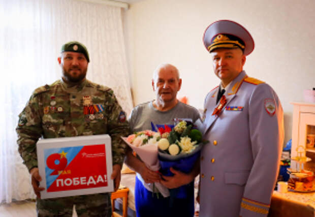 Фронтовые бригады полицейских и общественников Югры с концертами посетили во дворах тружеников тыла