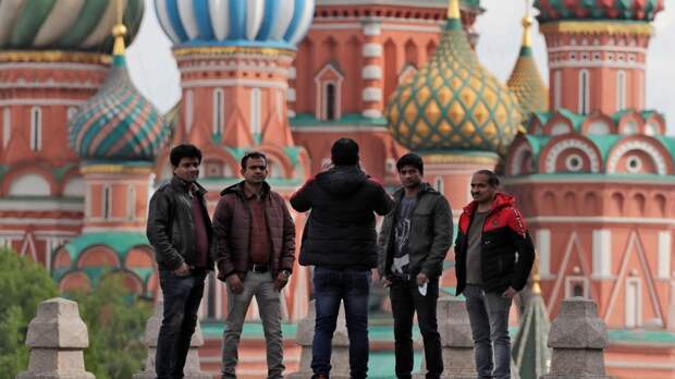 «Голову лопатой отрежут!» Какой образ индийских рабочих создают социальные сети