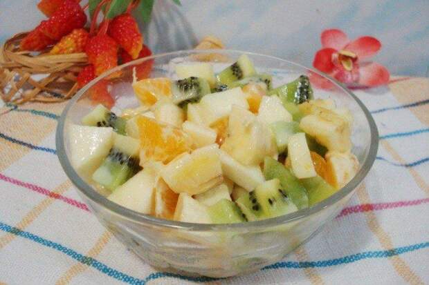 Легкий салат из фруктов