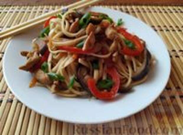 Фото к рецепту: Лапша удон с курицей, овощами и соусом терияки