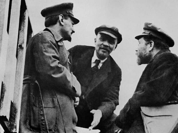 На площади Свердлова Лев Давидович Троцкий, председатель Совнаркома РСФСР Владимир Ильич Ленин и Лев Борисович Каменев (слева направо). Фото © ИТАР-ТАС