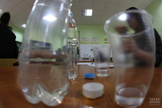 «Крышки выделяют его не меньше, чем бутылка»: чем опасен микропластик в питьевой воде?