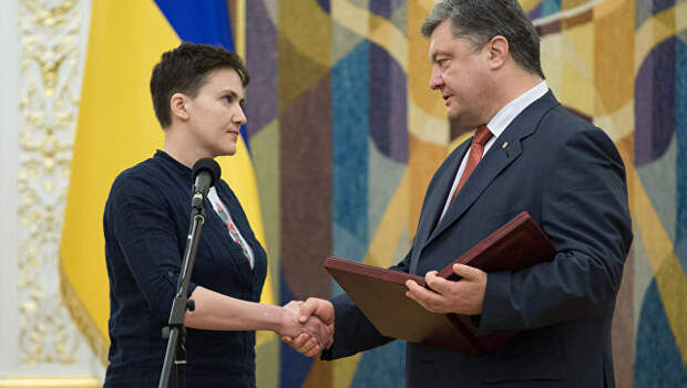 Президент Украины П. Порошенко вручил Н. Савченко орден Золотой Звезды
