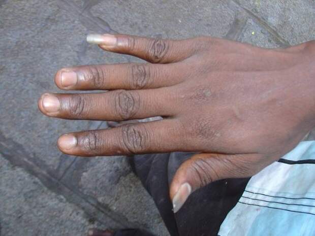 2. Во Вьетнаме мужчины отращивают длинные ногти азия, интересно, неожиданно, страны азии, факты об азии