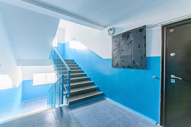 Юрист Соловьев: жителям МКД нельзя курить в подъездах и на детских площадках