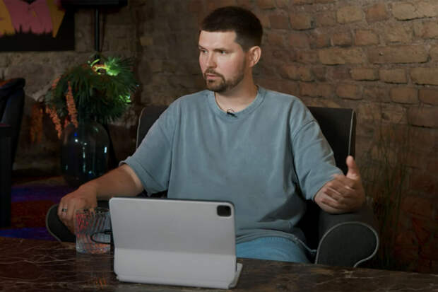 Рэпер Noize MC замечен в ожидании рейса "Шри‑Ланка - Дубай" с женой