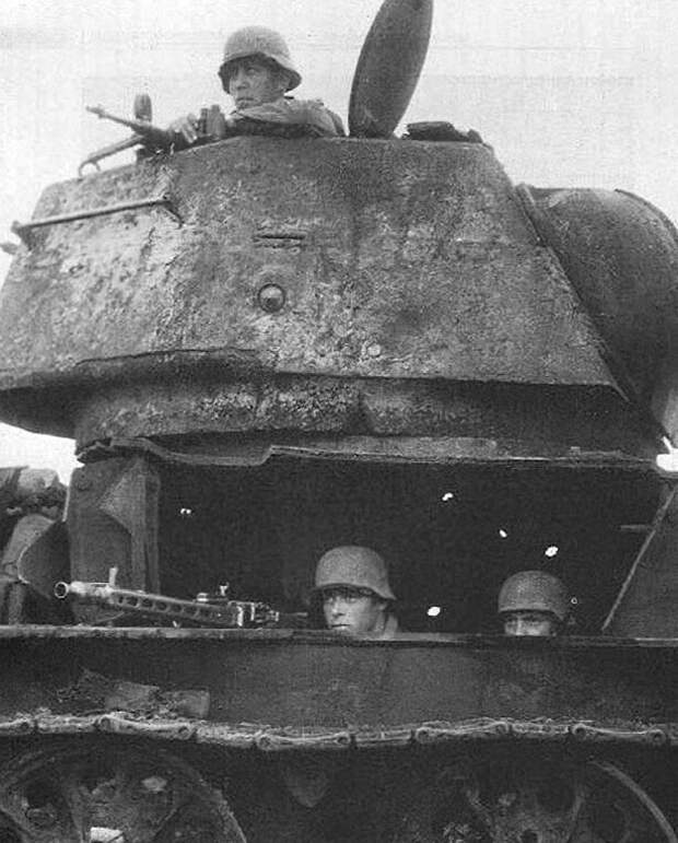 Немецкий пулеметный расчет использует подбитый танк Т-34 как ДОТ, 1942 г.