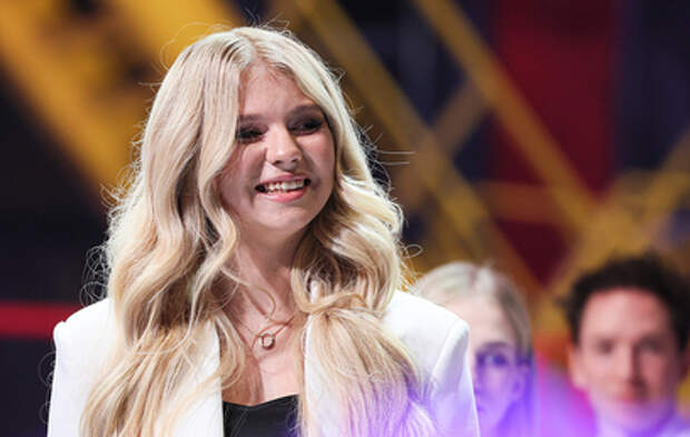 Александру Трусову сняли в обнимку с известным актером: так и прильнула к нему