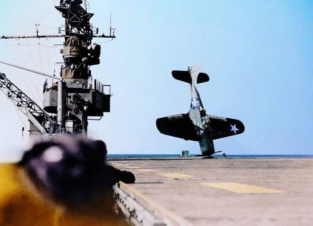 Пикирующий бомбардировщик Douglas SBD “Бесстрашный” балансирует на носу после аварийной посадки на палубу авианосца в Тихом океане, 1943 год.