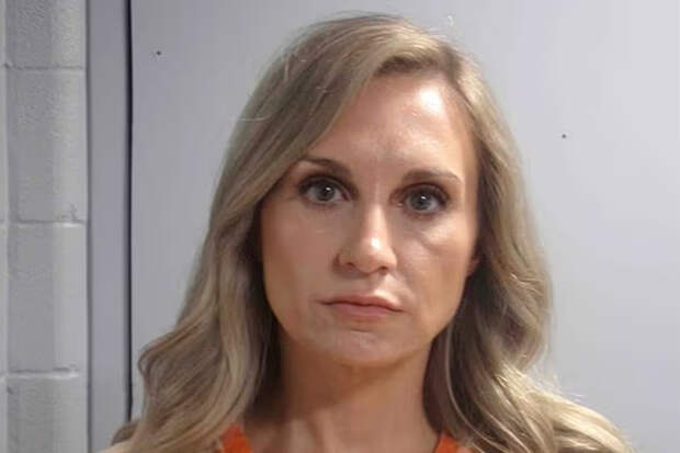 Мэр города занялась сексом с 16-летним подростком на глазах у своих детей