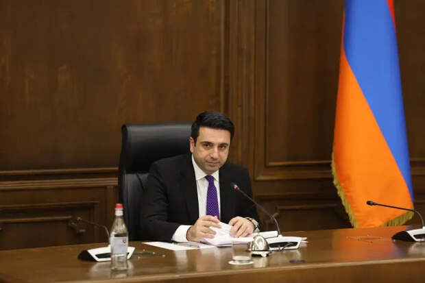 Спикер парламента Армении заявил, что российские пограничники должны покинуть аэропорт Еревана