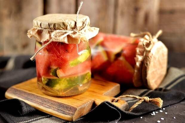 Как замариновать арбузы в банках на зиму: 5 легких рецептов